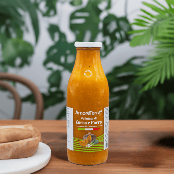 Atmosfera accogliente e fresca con elementi di natura, una bottiglia di vellutata e pane integrale. Ideale per evocare leggerezza e benessere.