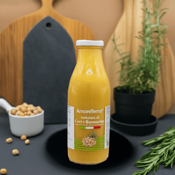 Ambientazione raffinata e moderna con bottiglia di vellutata al centro, accompagnata da bicchiere, piattino e decorazioni verdi. Perfetta per un pubblico attento a gusto e presentazione.