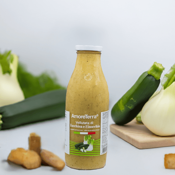 Scena elegante con bottiglia di vellutata AmoreTerra, crostini croccanti e ortaggi freschi in primo piano: ideale per promuovere la bontà e versatilità del prodotto.