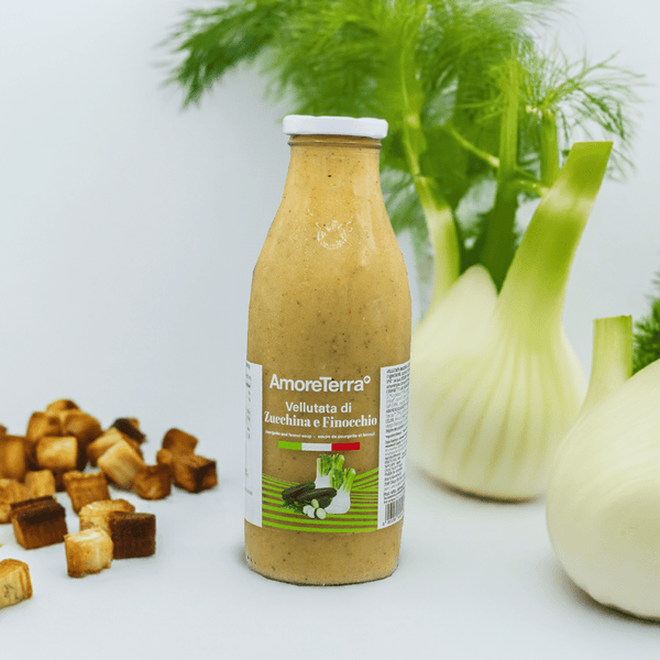 Bottiglia di vellutata di zucchina e finocchio AmoreTerra con ingredienti naturali visibili: un’immagine luminosa che trasmette genuinità e semplicità.